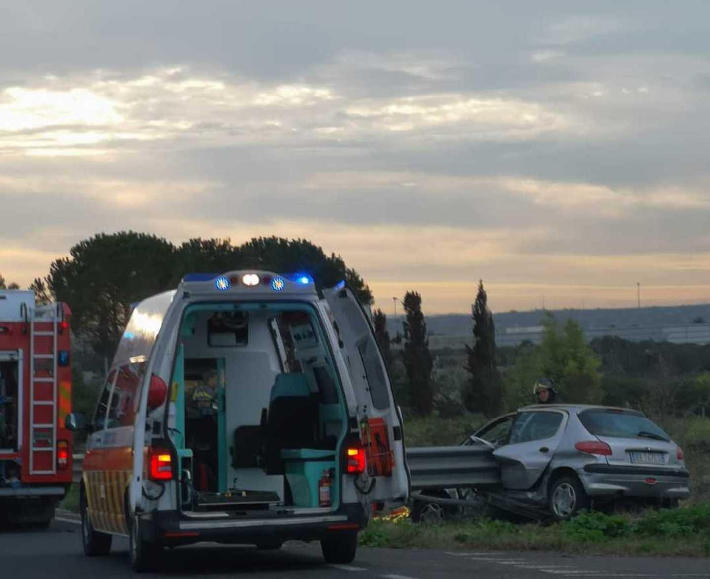 Muore infilzato dal guardrail 