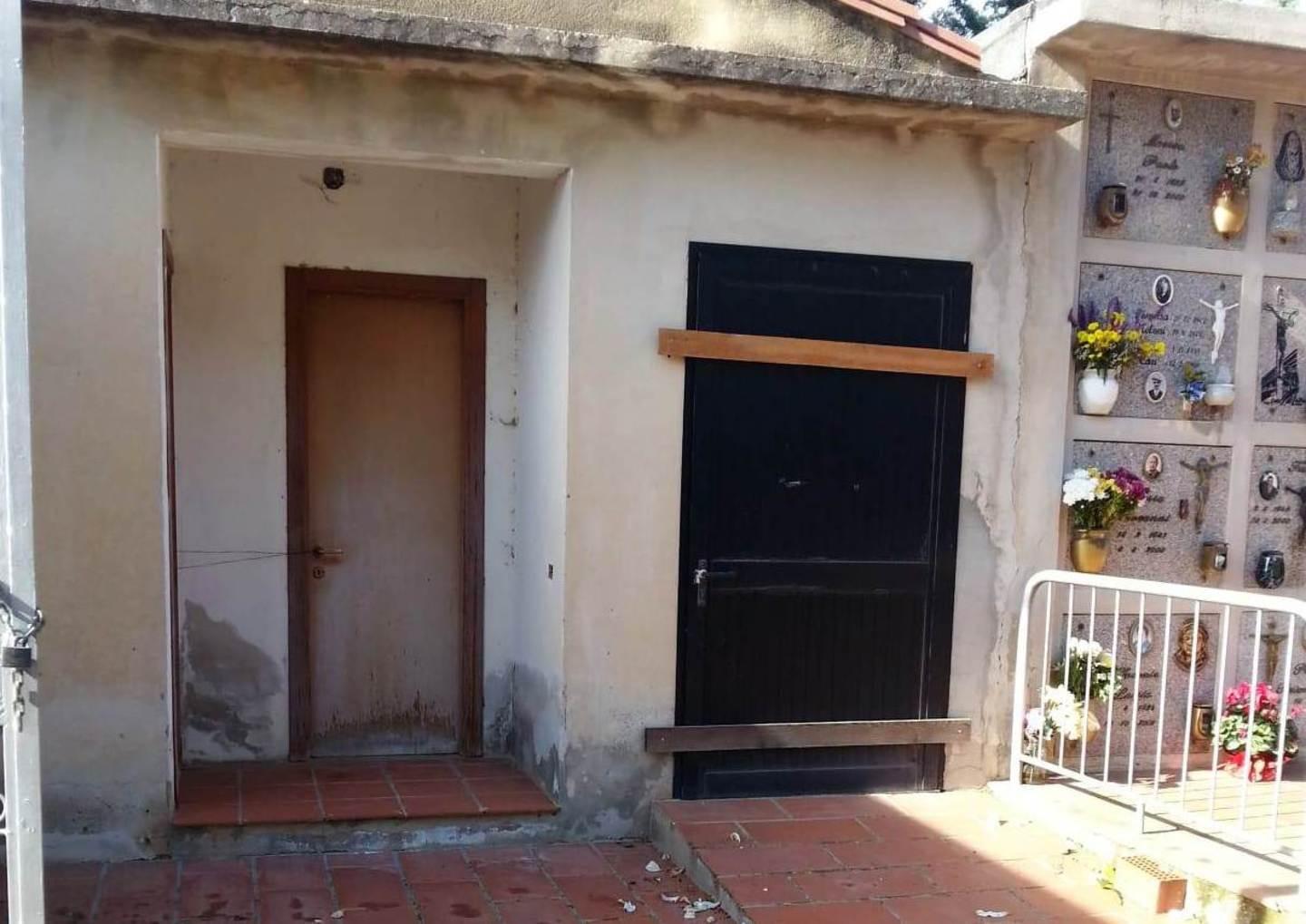 Cimitero più grande, ma senza bagni 