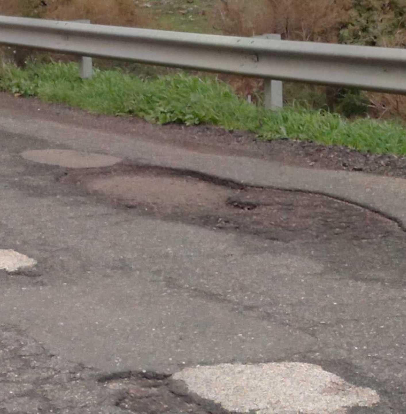 Allarme strade da Sindia a Bosa: crateri aperti sulla 129 bis