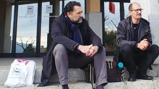 Si incatena per il “figlio negato”