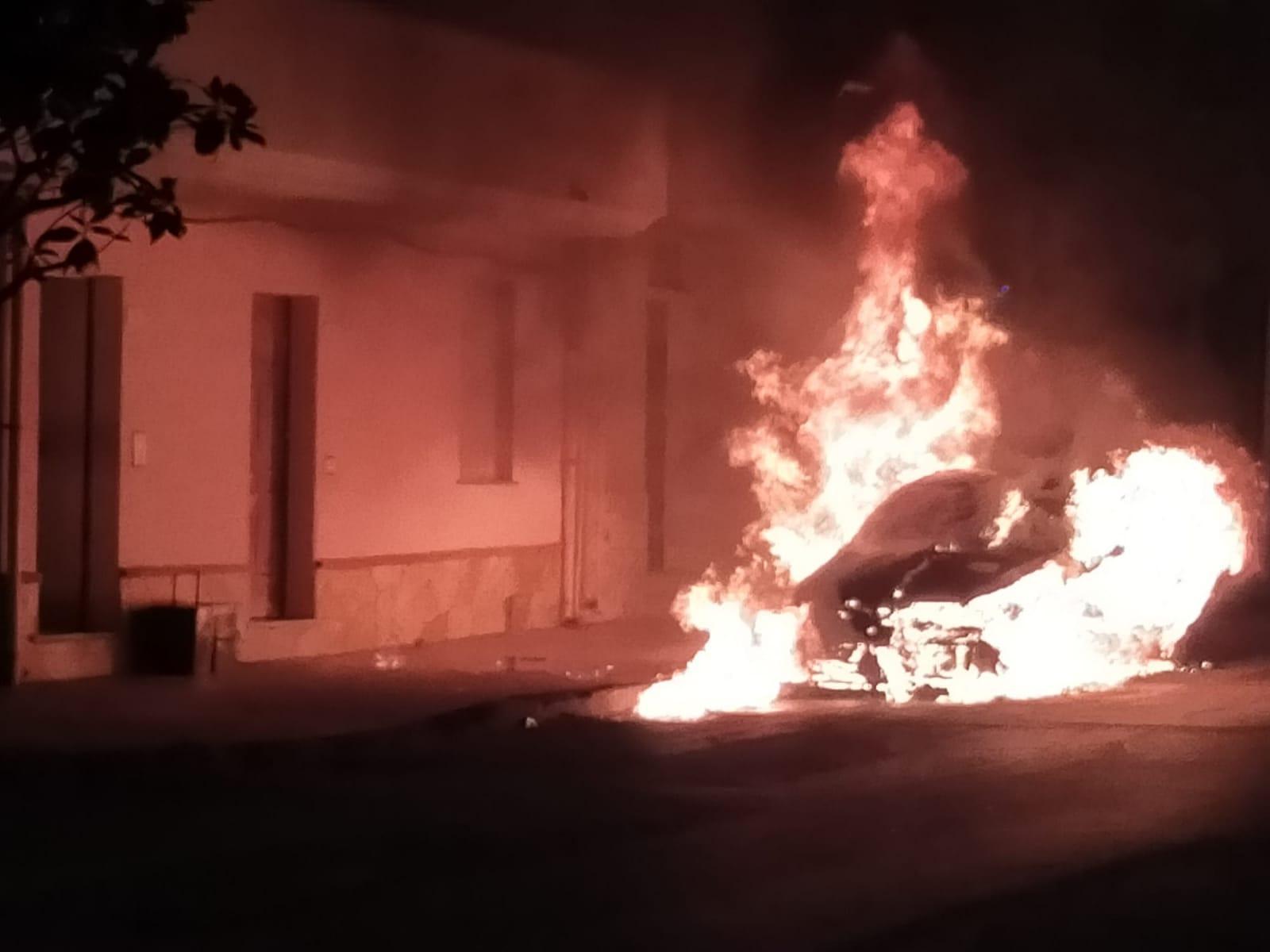 L'incendio dell'auto a Porto Torres in via Indipendenza