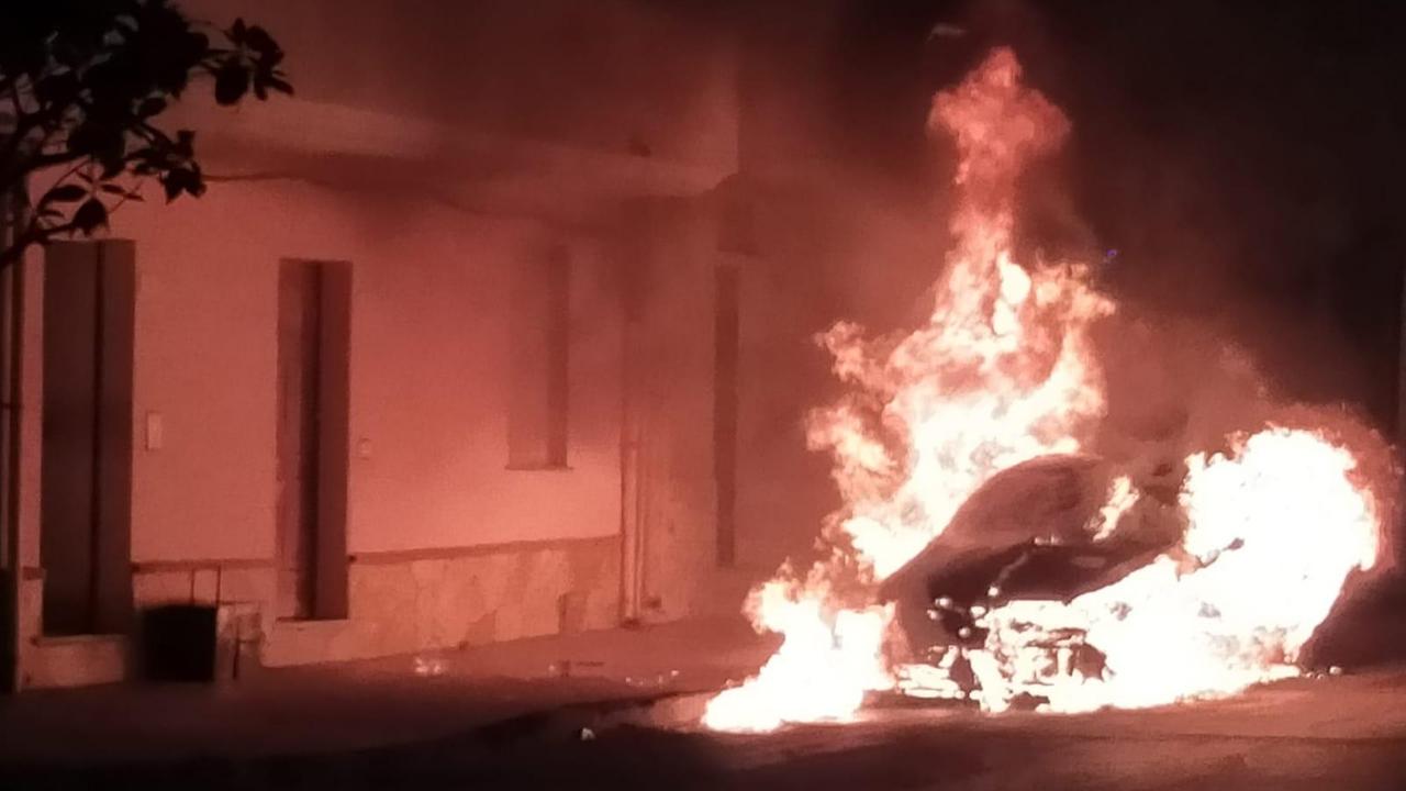 L'incendio dell'auto a Porto Torres in via Indipendenza