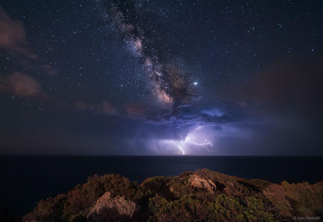 Electric night, la foto di Capo Spartivento scattata da Ivan Pedretti pubblicata oggi 4 dicembre sul sito della Nasa
