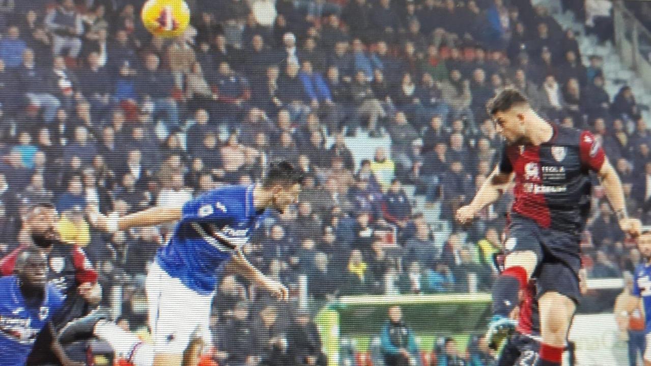Il colpo di testa di Alberto Cerri nella partita Cagliari-Sampdoria