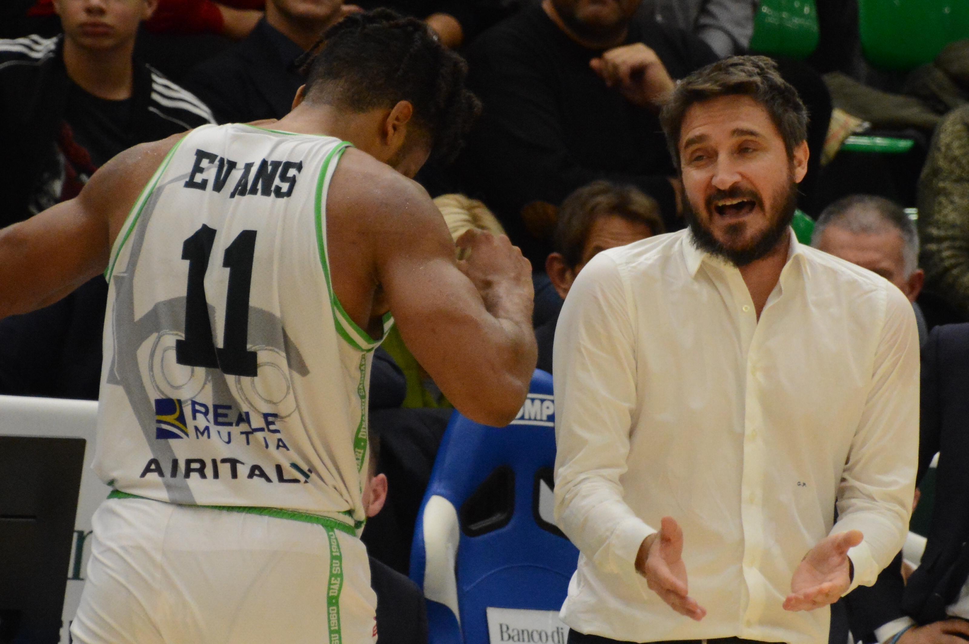 Pozzecco durante la partita contro Manresa (foto Mauro Chessa)