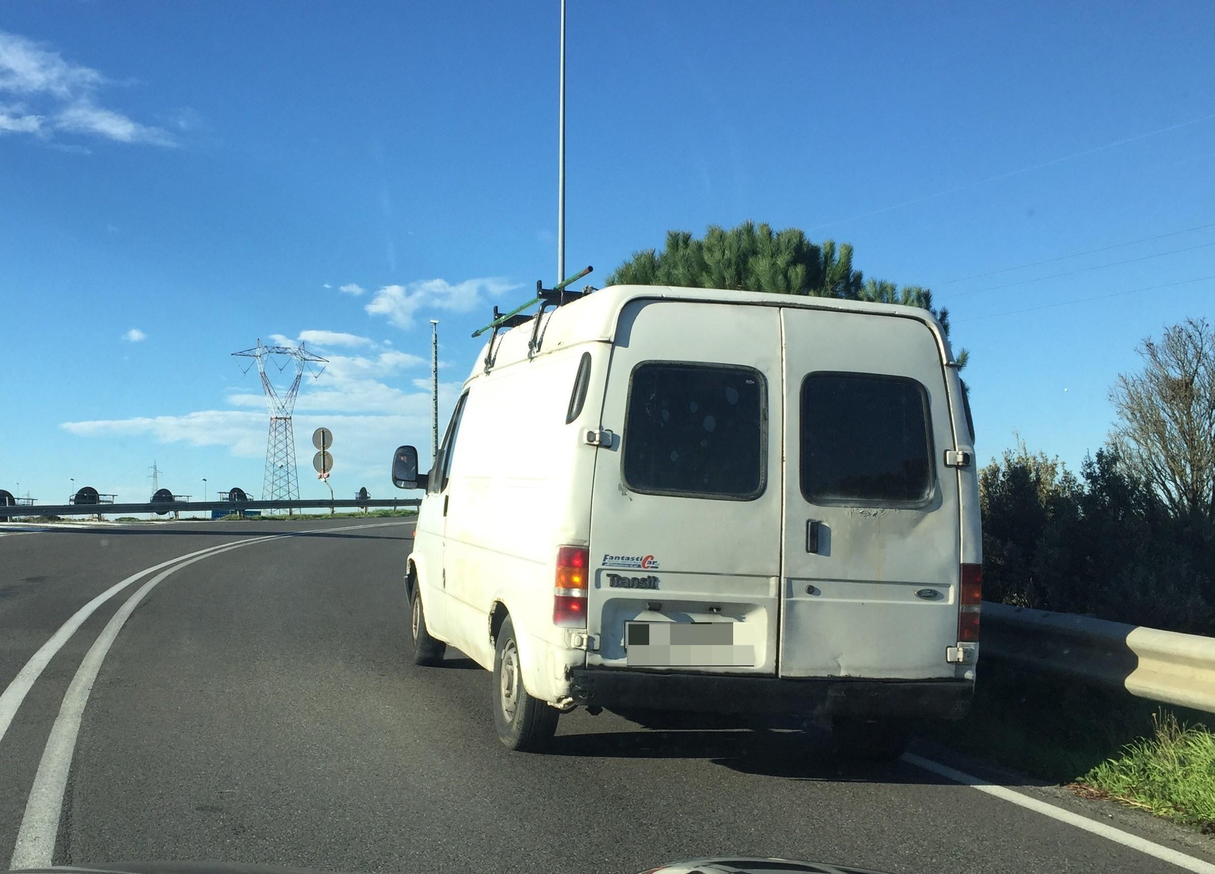 Il Ford Transit fermo sul raccordo fra la Fi-Pi-Li e la Variante