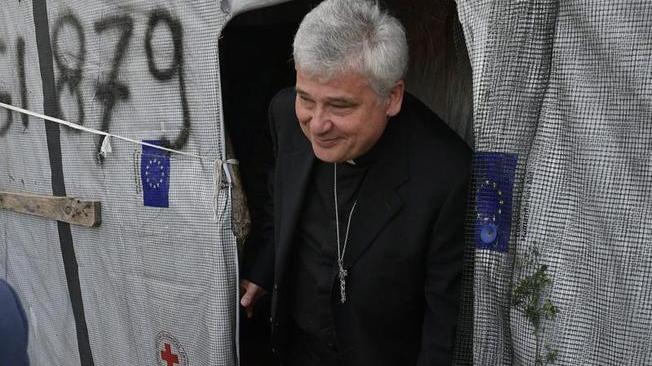 Migranti, l'elemosiniere del papa: aprire le chiese 