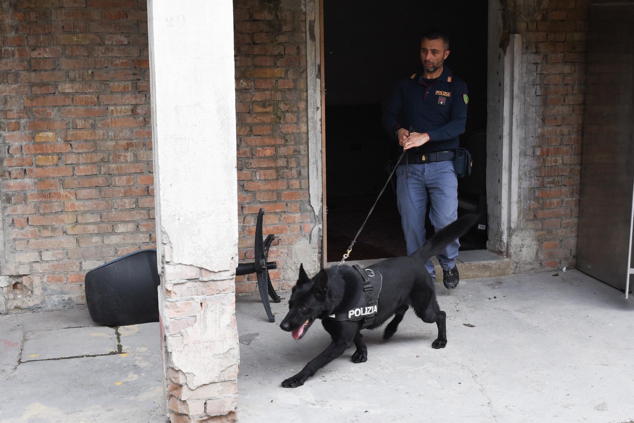 Aggredisce un connazionale a colpi di coltello e ne rapina un altro 