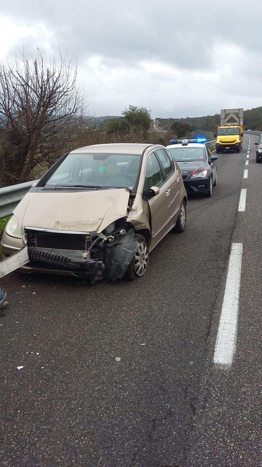 Oniferi, con l'auto sbatte sul guard rail: ferita 31enne di Gavoi