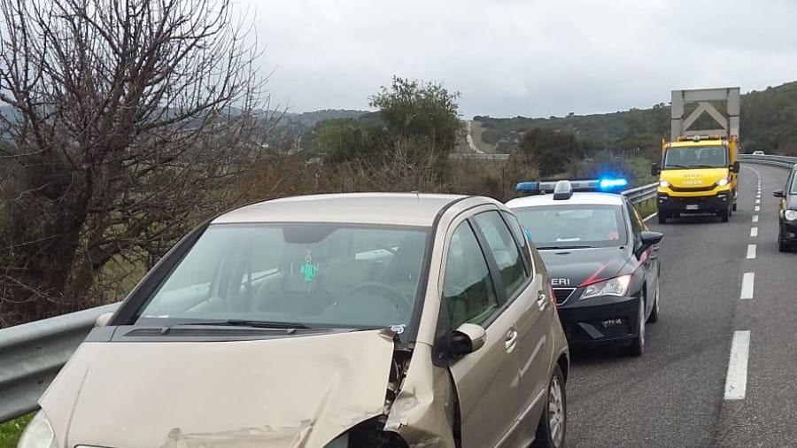 Oniferi, con l'auto sbatte sul guard rail: ferita 31enne di Gavoi