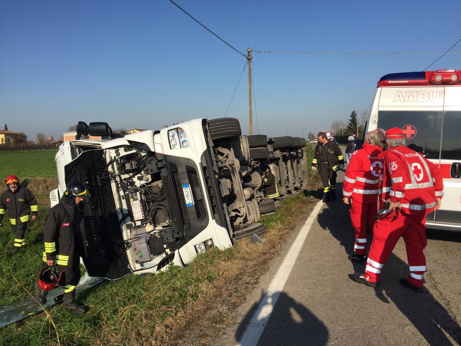 Vigili del fuoco e 118 in strada San Michele dopo l'incidente avvenuto allla cisterna che trasportava vino