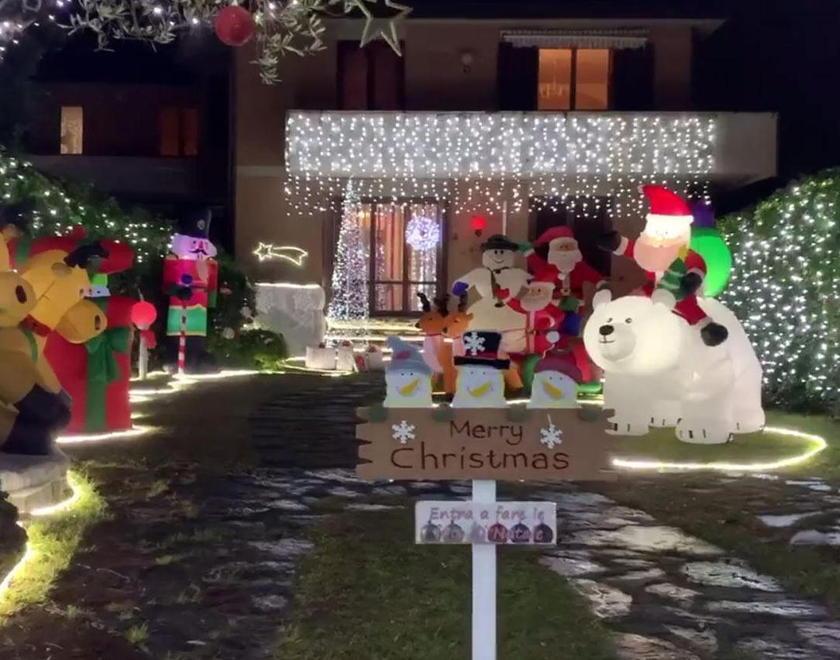 Riempie il giardino di addobbi di Natale e lo apre a tutti: «Fra un anno la neve e a Tirrenia si scia» - Video 