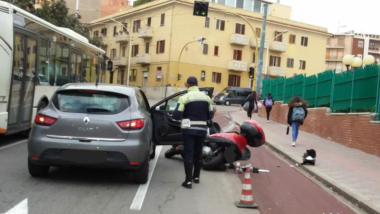 L'incidente in via Romagna (foto Mario Rosas)