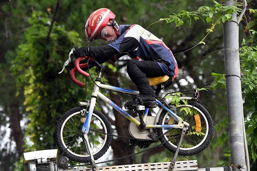 Il simbolo del negozio: il pedalatore perpetuo (ma ora è fermo)