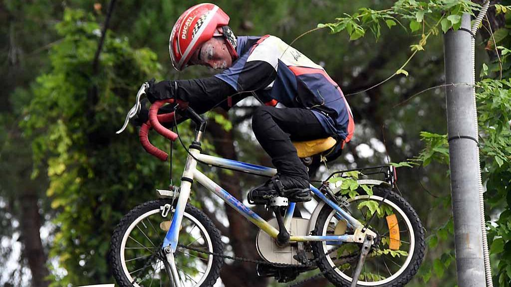 Il simbolo del negozio: il pedalatore perpetuo (ma ora è fermo)