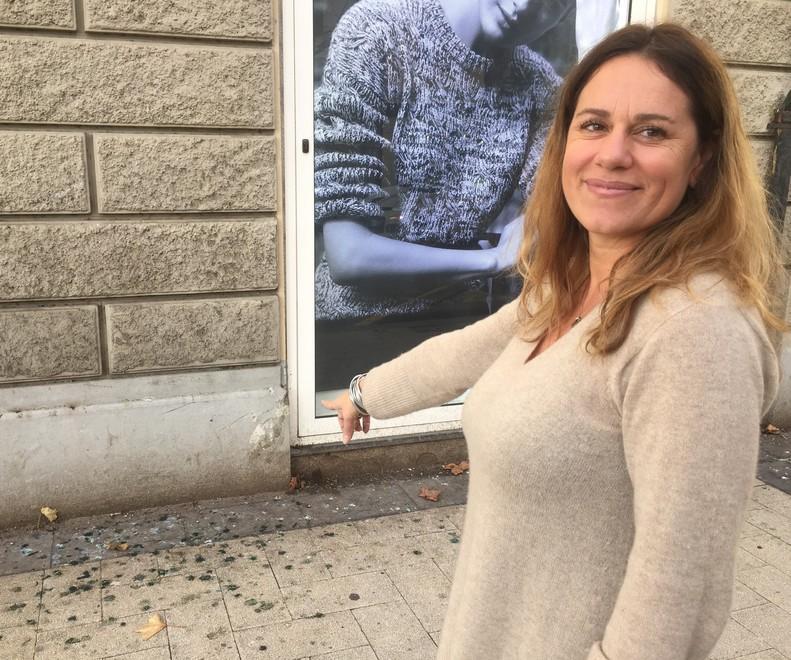 Rabbia dei negozianti in viale Marconi: «Invasi dai piccioni, i clienti protestano» 