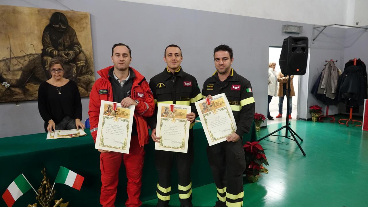 Il primo gruppo dei vigili del fuoco premiati dal comandante Paolo Qualizza con la croce di anzianità di carriera: da sinistra Giacomo Di Martino, Daniele Ditrani e Alessio Fedi (foto Riccardo Repetti/Pentafoto)