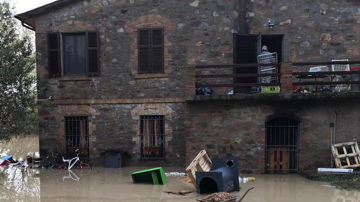 Il cortile della casa allagato dall'acqua fangosa