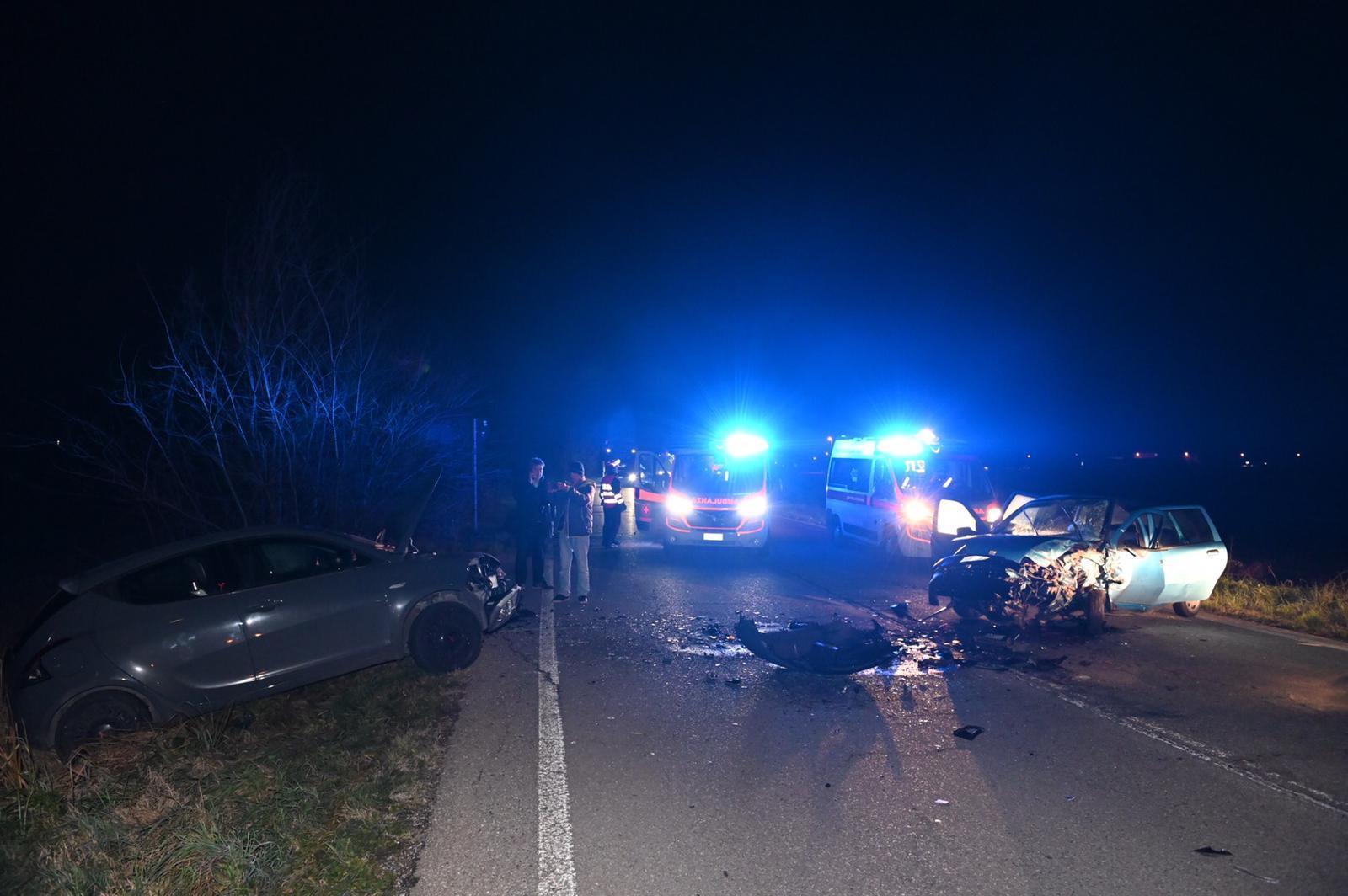Muore nello schianto frontale tra due auto