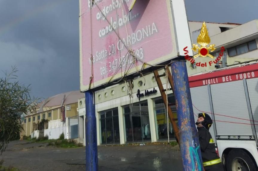 Maltempo, giornata di super lavoro per i vigili del fuoco nel Sulcis