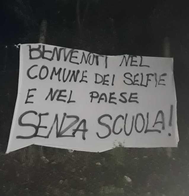 Nuovi striscioni per la scuola di Quiesa