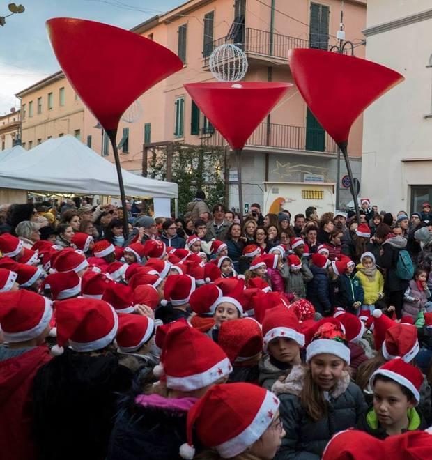 Si accende il Natale Luminarie e vetrine nella Ztl di Venturina 