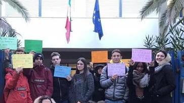 «Nelle nostre aule fa freddo» Gli studenti scioperano