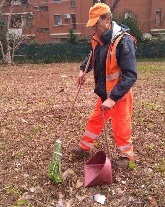 Invasione di sterpaglie e foglie tre interventi su piazze e strade 