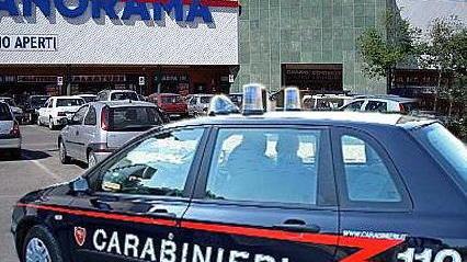 Rubano indumenti per bambini e palline di Natale, arrestate