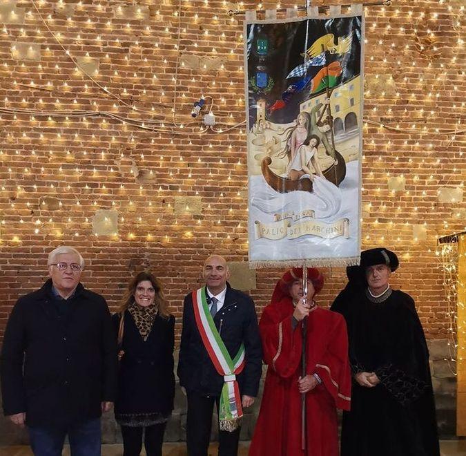 Tre donne sul barchino nel cencio del Palio rosa
