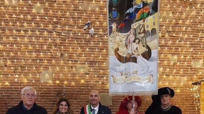 Tre donne sul barchino nel cencio del Palio rosa