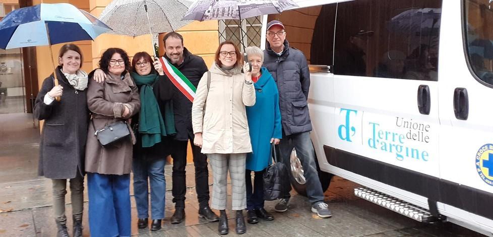 L’Unione consegna pulmino alla Croce Blu per i cittadini più fragili 