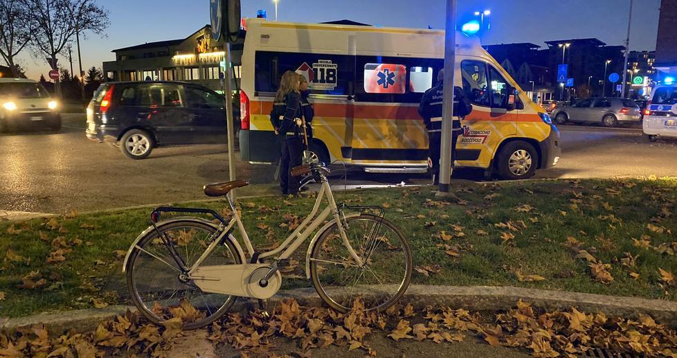 Malore in bici, cade in strada