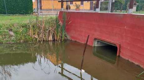 Acqua rossa nel canale Segnalazione all’Arpae
