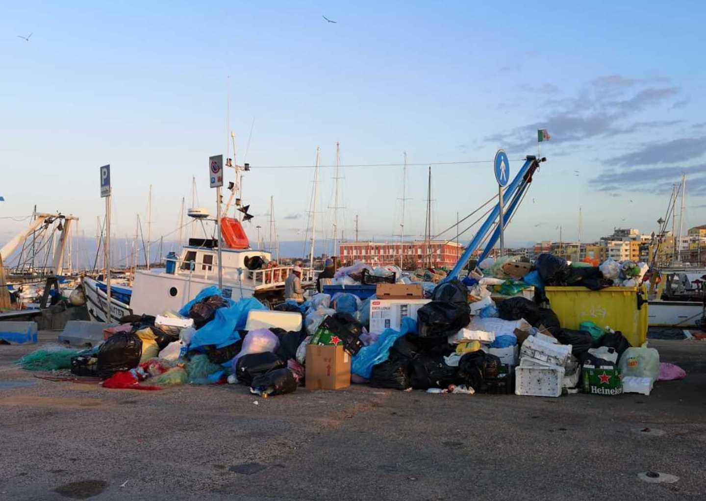 Le banchine invase da cumuli di rifiuti 