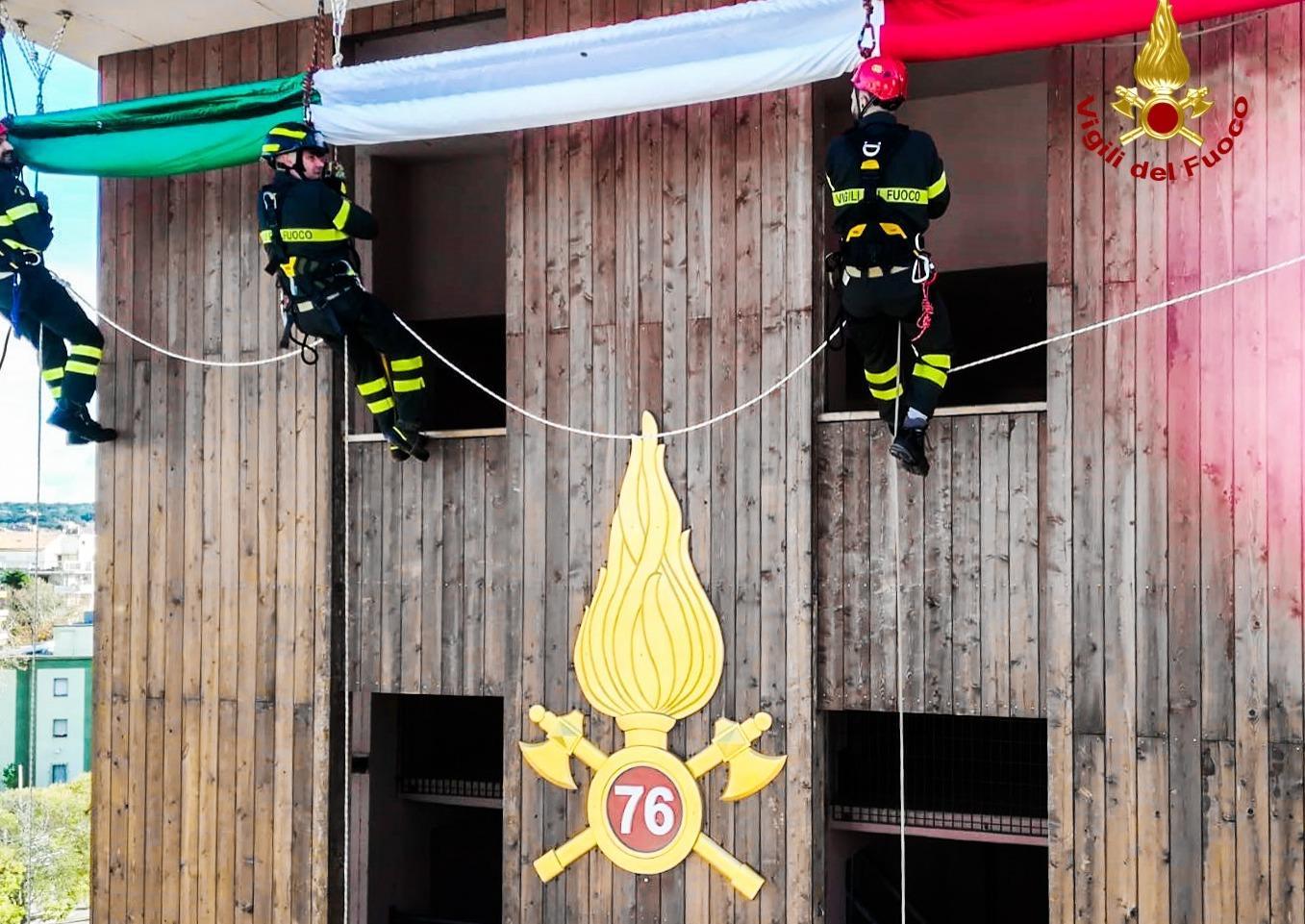 I vigili del fuoco rendono onore alla patrona Santa Barbara