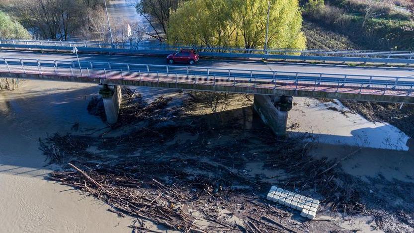 Il ponte sul Reno chiuso da domani Va tolta la legna