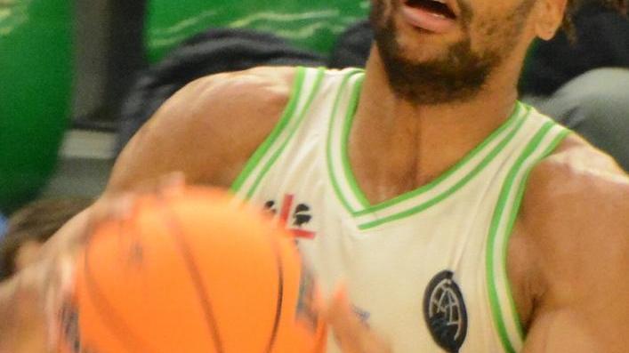Un super Evans sfiora la tripla doppia