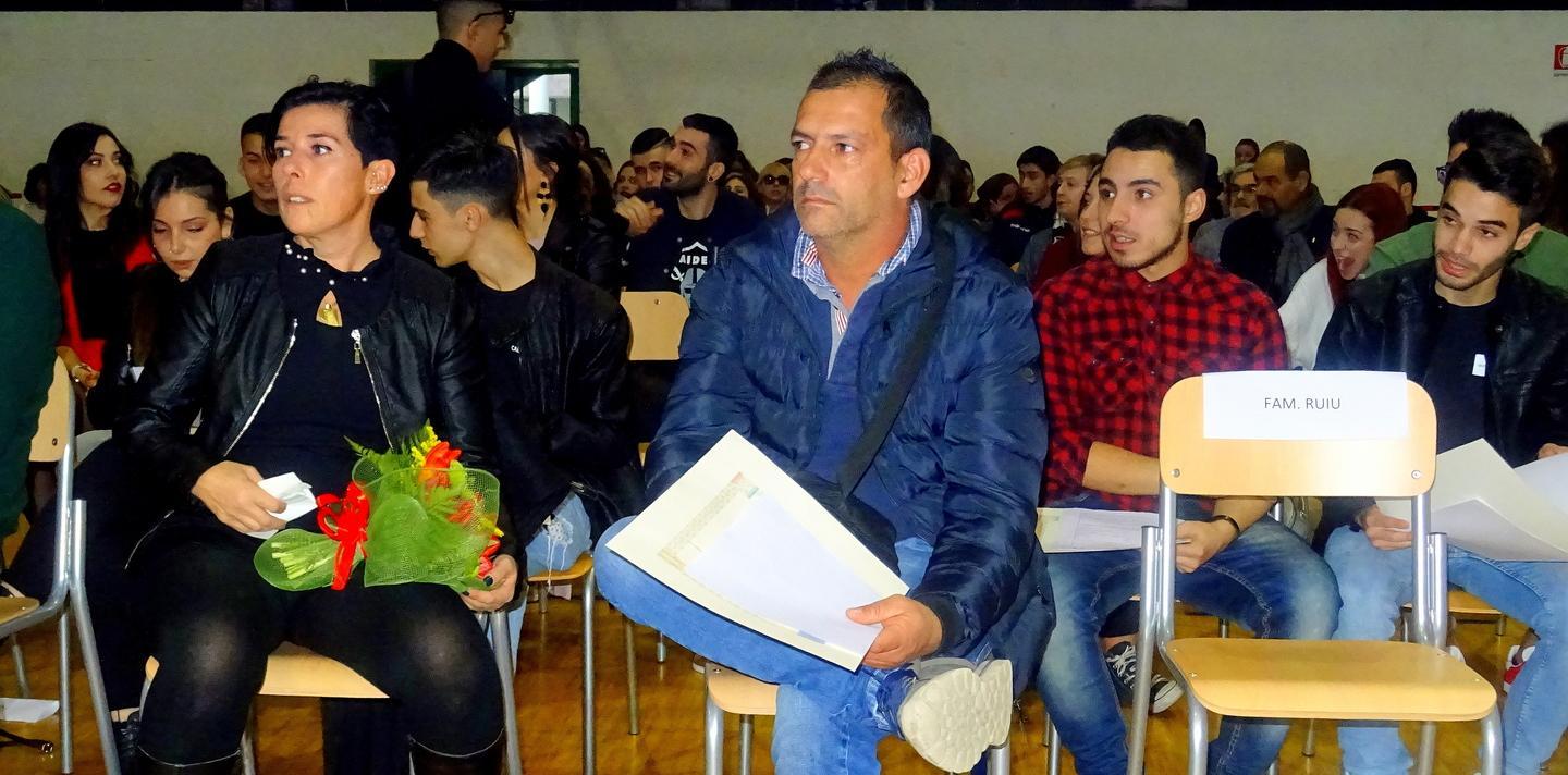 I genitori di Antonio con il diploma assegnato ad honorem a loro figlio