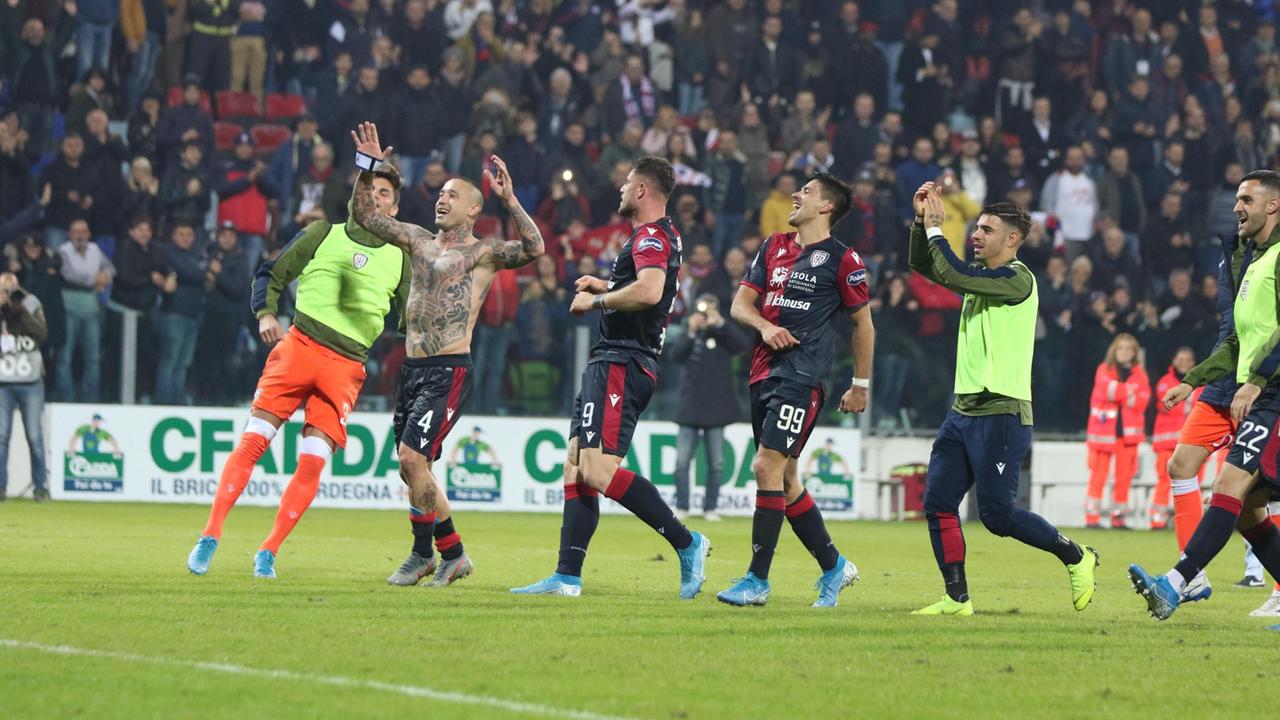 Cagliari-Sampsdoria: i rossoblù festeggiano con i tifosi a fine gara. Oggi si replica