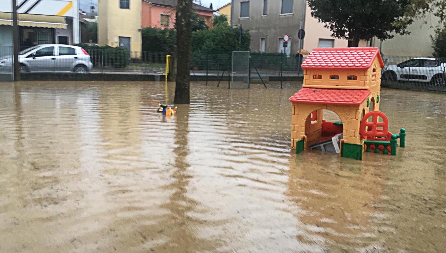 Rilevanti i danni ad aziende, case ed edifici pubblici (foto Lorenzo Gori)