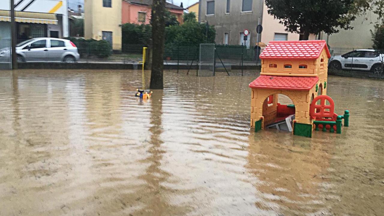 Rilevanti i danni ad aziende, case ed edifici pubblici (foto Lorenzo Gori)
