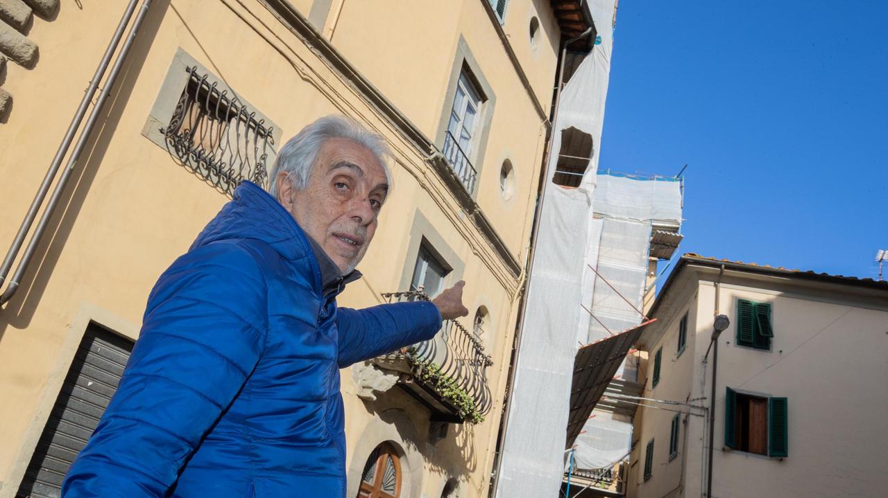 Deni Vannucci mostra l’impalcatura dove si è arrampicato per salvare la donna (Foto Nucci)