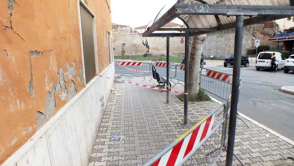 Gli utenti protestano per le pensiline sfasciate e per i pochi autobus in servizio in città