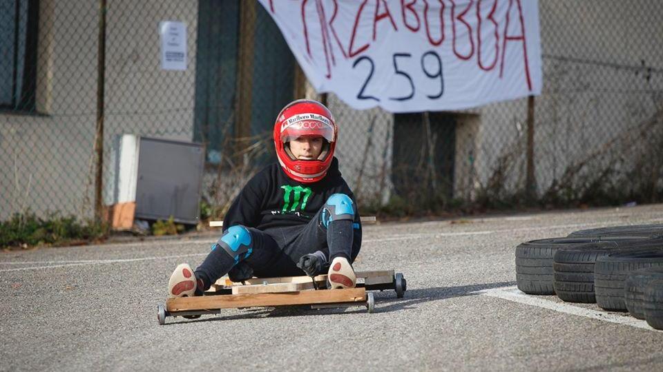 Un momento della corsa dei carretti