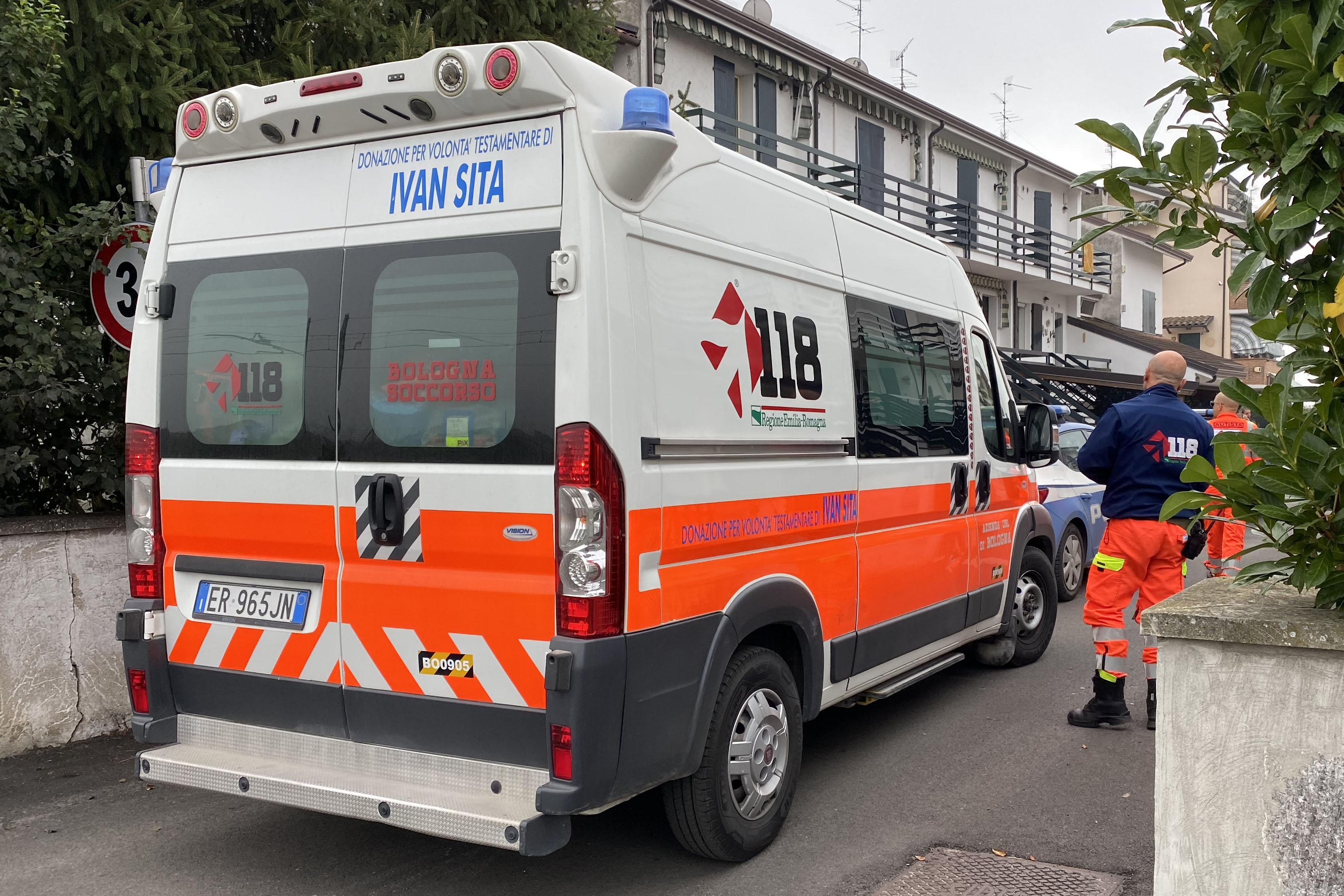 Infortunio sul lavoro, postino in servizio si scontra con un'auto e finisce in ospedale 