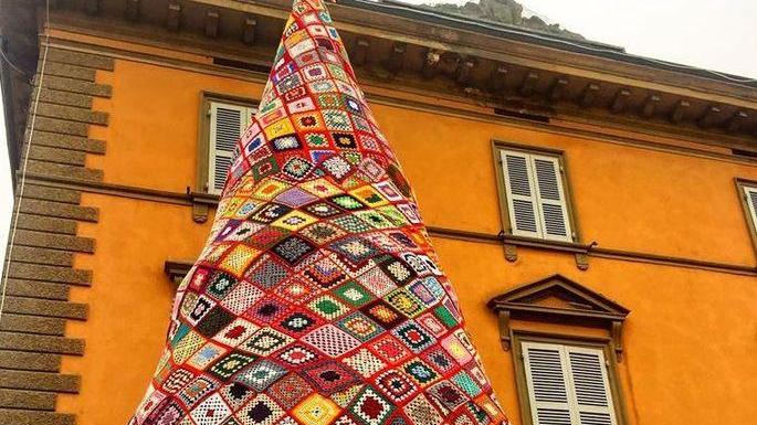 Cavriago, “Un filo che unisce” l’albero solidale fatto all’uncinetto