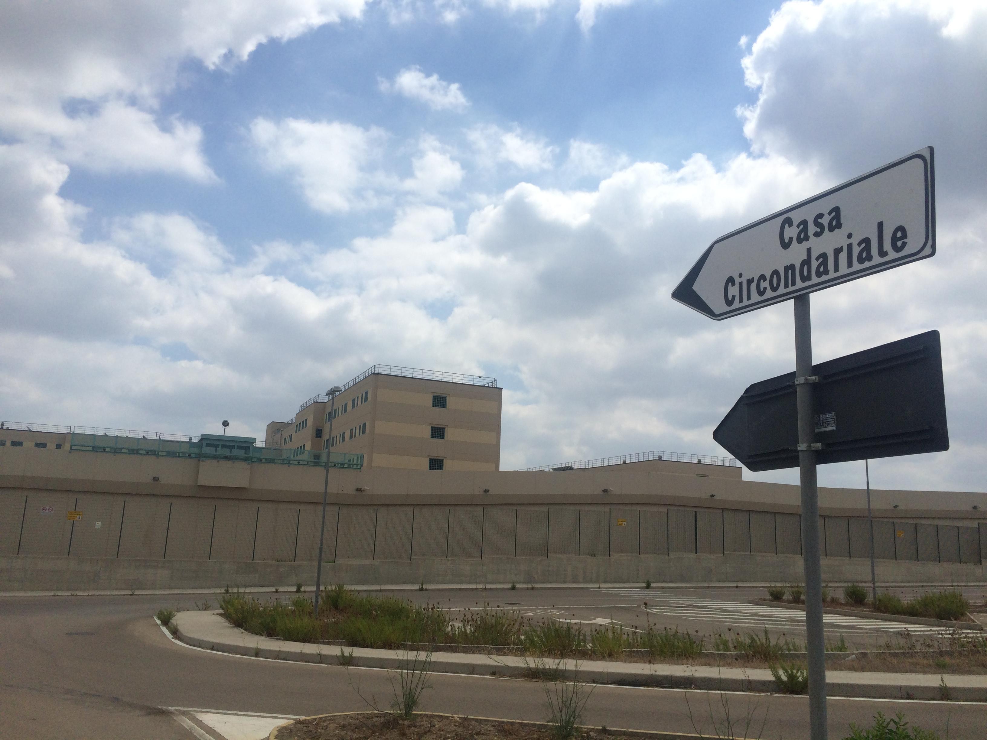 Detenuto tenta il suicidio a Bancali, fermato dagli agenti penitenziari