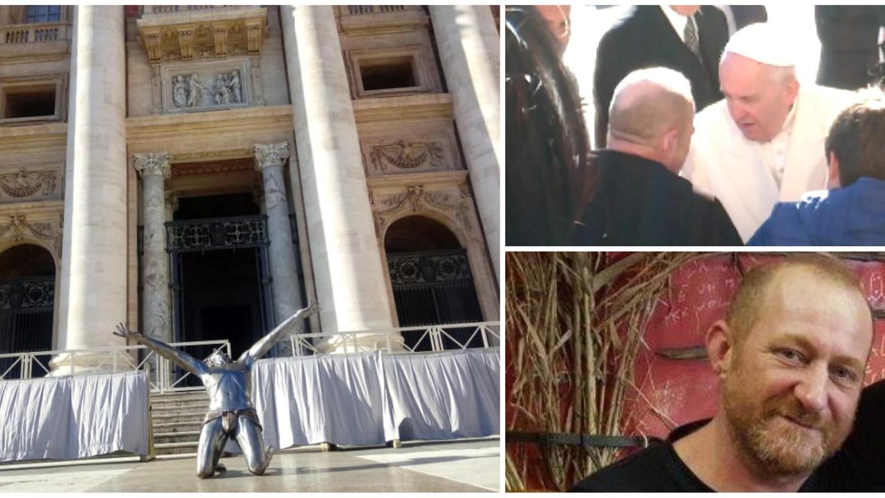 Nella foto grande la statua in Vaticano; a destra in alto l'incontro del fabbro con papa Francesco e sotto un'immagine di Attilio Cartone