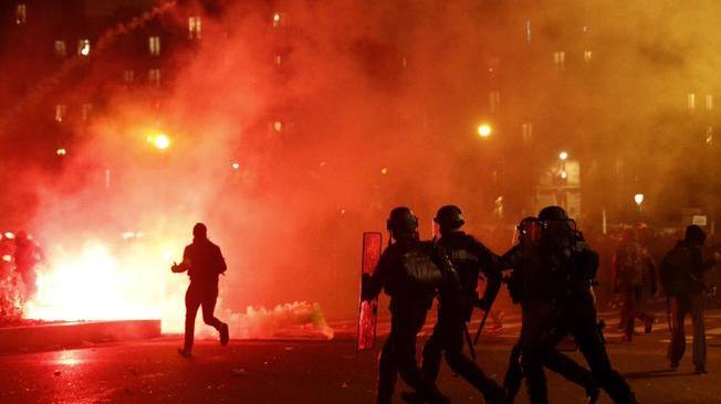 Parigi, scontri a place de la Nation